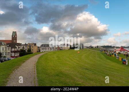 Grassy Beach Grimmershoerner-Bay, Cuxhaven, Basse-Saxe, Allemagne, Europe Banque D'Images