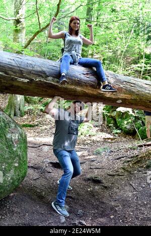 Yspertal, Autriche - 25 août 2019 : couple amusez-vous dans la gorge d'Ysperklamm, un monument naturel dans le waldviertel, une partie de la Basse-Autriche occidentale W Banque D'Images