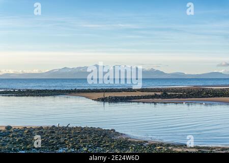 Depuis l'Irvine redéveloppé Harborside de l'autre côté de l'ancien du port à l'île enneigée d'Arran dans le distance de flou de fond gelé.sur un -6 Banque D'Images