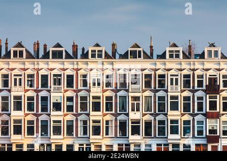 Rangée de vieilles maisons blanches néerlandaises dans la ville de Rotterdam Banque D'Images