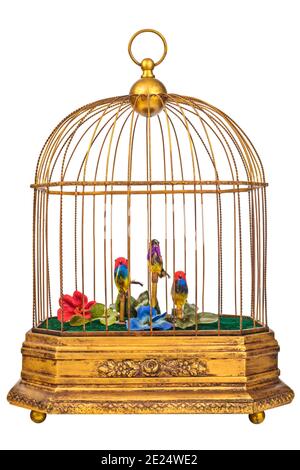 Cage à oiseaux d'or vintage avec de faux petits oiseaux isolés sur un fond blanc Banque D'Images