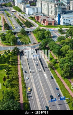 Vue depuis le dessus d'une grande autoroute avec rond-point La ville néerlandaise de Rotterdam Banque D'Images