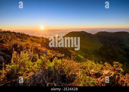 Le paysage de Doi Luang Chiang Dao au lever du soleil à Chiang Mai, Thaïlande. Banque D'Images