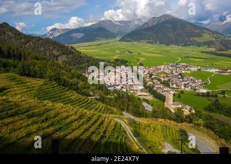 Vue aérienne du centre historique de Burgusio, Malles, et du château du Prince, Val Venosta, Tyrol du Sud, Italie Banque D'Images