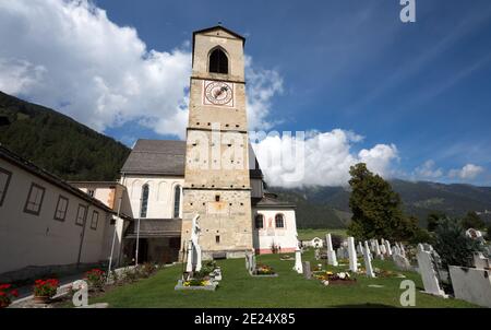 MUSTAIR, SUISSE, 11 SEPTEMBRE 2020 - le petit cimetière près du couvent de Saint-Jean à Mustair, patrimoine culturel mondial de l'UNESCO, Suisse. Banque D'Images