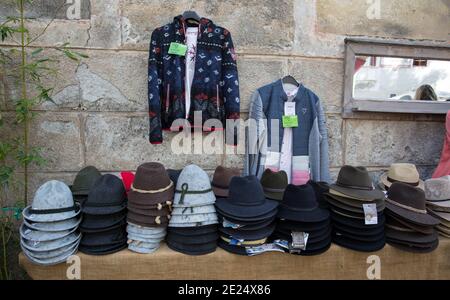 GLORENZA, ITALIE, 11 SEPTEMBRE 2020 - des chapeaux et des vêtements typiques du Tyrol du Sud sont en vente à Glorenza, province de Bolzano, Tyrol du Sud, Italie Banque D'Images