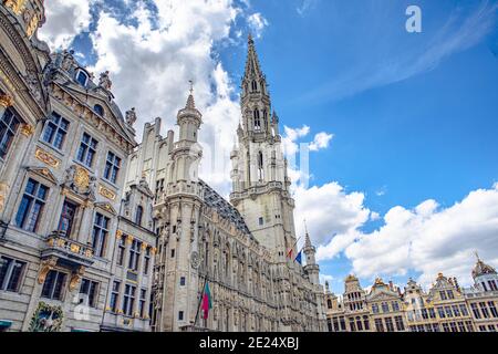 Bruxelles, Belgique - 20 juillet 2020 : Tour de l'hôtel de ville sur la place centrale de la Grand place dans la vieille ville de Bruxelles Banque D'Images