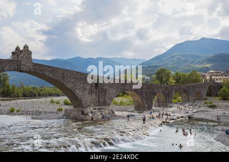 BOBBIO, ITALIE, 20 AOÛT 2020 - le 'Vieux' pont' ou 'Pont Gobbo' également 'Pont du diable' à Bobbio, province de Piacenza, Emilie-Romagne, Italie Banque D'Images