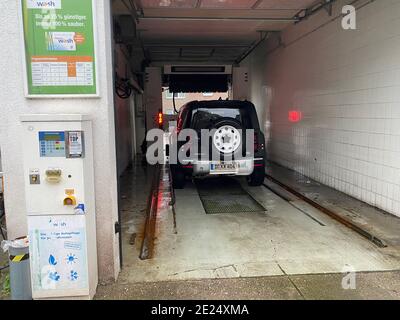 In einer automatischen Waschanlage an der Tankstelle: Der neue Land Rover Defender 2020 in der Ausführung D200 mit Vierzylinder-Diesel Motor, 2l Hubra Banque D'Images