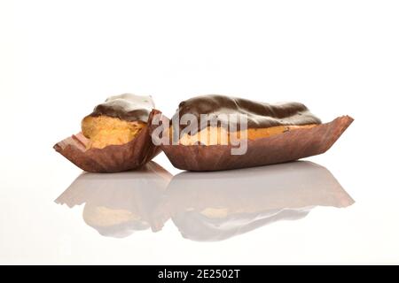 Deux eclaloires au chocolat isolées sur un fond blanc. Banque D'Images