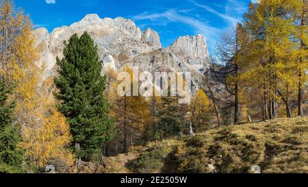 Marmolada de Val Contrin dans la vallée de Fassa, à gauche de Gran Vernel. Chaîne de montagnes de Marmolada dans les Dolomites de Trentin. Les Dolomites font partie de l'U Banque D'Images