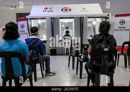 Manille, Philippines. 12 janvier 2021. Les personnes portant un masque protecteur attendent la collecte des écouvillons COVID-19 à la Croix-Rouge philippine à Manille, aux Philippines, le 12 janvier 2021. Le ministère de la Santé des Philippines a signalé mardi 1,524 nouveaux cas confirmés de COVID-19, portant le nombre total de cas dans le pays à 491,258. Crédit: Rouelle Umali/Xinhua/Alamy Live News Banque D'Images