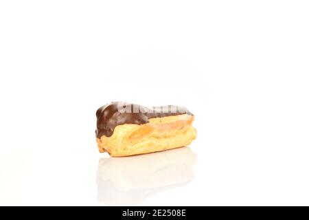 Un chocolat eclair, gros plan, isolé sur blanc. Banque D'Images