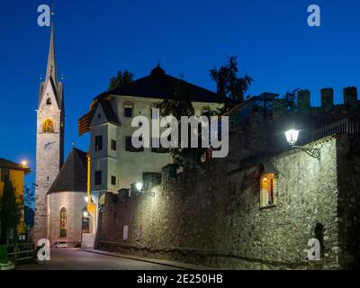 Chiesa Arcipretale Santa Maria Assunta et Palazzo Miniere. Architecture traditionnelle de la Primiero. Fiera di Primiero dans la vallée de Primiero en t Banque D'Images