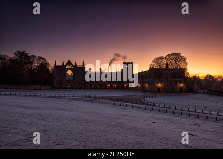 Lever du soleil glacial à l'abbaye de Newstead, dans le tinghamshire, Angleterre, Royaume-Uni Banque D'Images