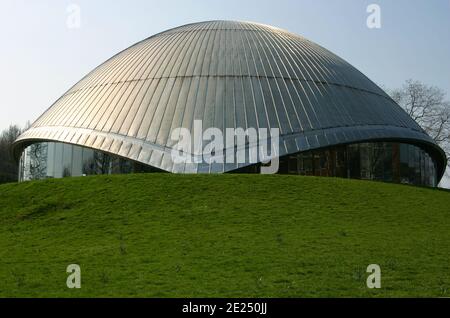 Bâtiment de forme ronde avec dôme rond en métal et entouré par herbe verte Banque D'Images