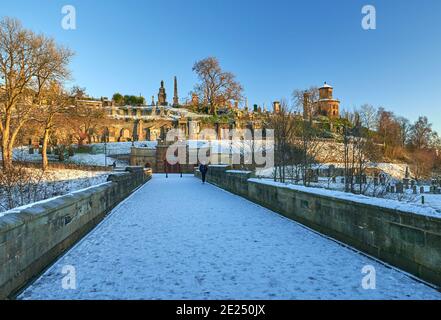 Le pont reliant la cathédrale de Glasgow à la nécropole lors d'une belle journée hivernale enneigée. Connu sous le nom de « pont des Soupirs » de Glasgow. Banque D'Images