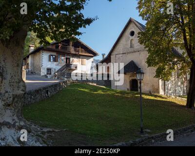 Vecchia Canonica et Chiesetta di San Martino. Architecture traditionnelle de la Primiero. Fiera di Primiero dans la vallée de Primiero dans les Dolomites Banque D'Images