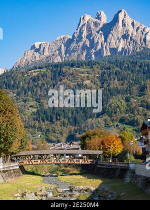 Rivière Cismon, en arrière-plan Pale di San Martino.Fiera di Primiero dans la vallée de Primiero dans les Dolomites de Trentin. Europe, Europe centrale, Banque D'Images