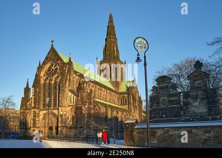 Cathédrale de Glasgow dans la neige lors d'une belle journée d'hiver. Banque D'Images