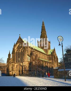 Cathédrale de Glasgow dans la neige lors d'une belle journée d'hiver. Banque D'Images