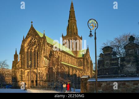 Cathédrale de Glasgow dans la neige lors d'une belle journée d'hiver. Banque D'Images