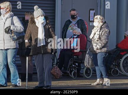 Les membres du public arrivent pour recevoir leur injection d'un vaccin Covid-19 au centre de vaccination NHS qui a été mis en place au Centre for Life de Times Square, à Newcastle. Banque D'Images