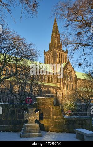 La cathédrale de Glasgow et un mémorial Victoria Cross dans la neige lors d'une belle journée d'hiver. Banque D'Images