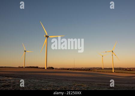 Éoliennes au lever du soleil près de Rainworth dans le Nottinghamshire, Angleterre, Royaume-Uni Banque D'Images