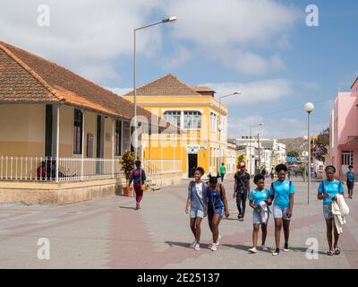 Zone piétonne. Ville d'Assomada (Somada). Île de Santiago (Ilha de Santiago), îles du Cap-Vert dans l'Atlantique équatorial. Banque D'Images