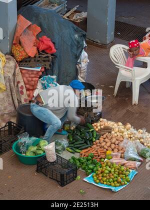 Le marché. Ville d'Assomada (Somada). Île de Santiago (Ilha de Santiago), îles du Cap-Vert dans l'Atlantique équatorial. Banque D'Images