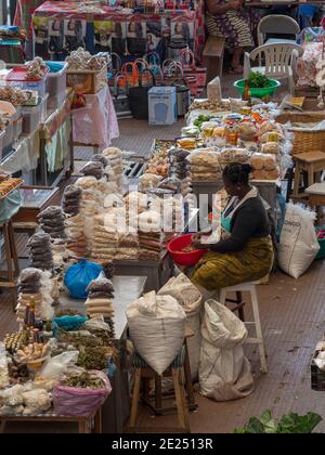 Le marché. Ville d'Assomada (Somada). Île de Santiago (Ilha de Santiago), îles du Cap-Vert dans l'Atlantique équatorial. Banque D'Images