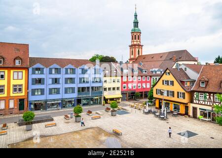 Vue sur la nouvelle place du marché (Neuer Marktplatz) entourée de maisons anciennes traditionnelles. Offenburg, Allemagne Banque D'Images