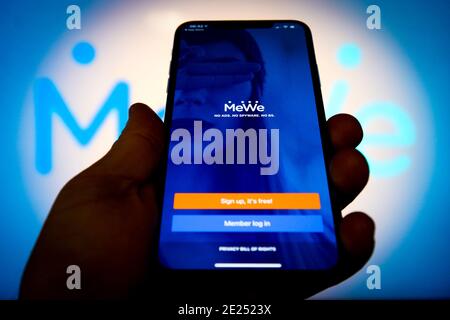 L'application de réseau social MeWe est vue sur un iPhone d'Apple dans cette photo d'illustration à Varsovie, Pologne, le 12 janvier 2021. L'alt-TECH, au pas Banque D'Images