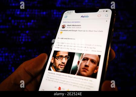 L'application de réseau social MeWe est vue sur un iPhone d'Apple dans cette photo d'illustration à Varsovie, Pologne, le 12 janvier 2021. L'alt-TECH, au pas Banque D'Images