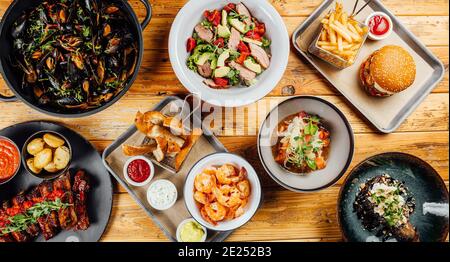 Vue De Dessus D'une Variété De Fruits De Mer, Salades, Et Pommes De 