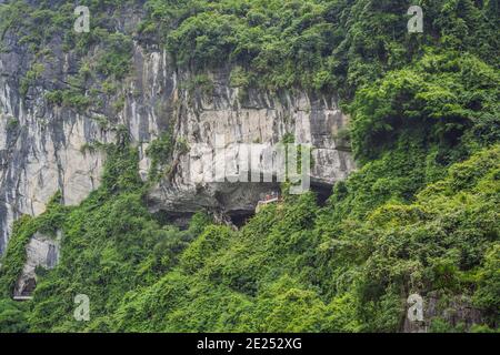 Hang Sung Sot Grotto Cave of surprise, baie d'Halong, Vietnam Banque D'Images