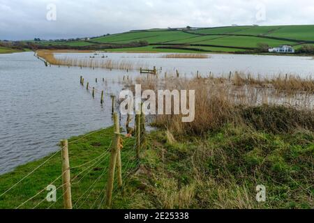 Vue sur les inondations dans la réserve de South Milton Ley suite à de fortes pluies. Thurlestone, South Devon, Royaume-Uni Banque D'Images