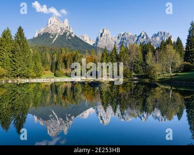 Lago Welsperg. Valle del Canali dans la chaîne de montagnes Pale di San Martino, une partie du patrimoine mondial de l'UNESCO Dolomites, dans les dolomites du Primiero. Banque D'Images