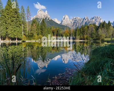 Lago Welsperg. Valle del Canali dans la chaîne de montagnes Pale di San Martino, une partie du patrimoine mondial de l'UNESCO Dolomites, dans les dolomites du Primiero. Banque D'Images