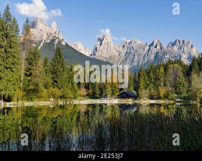 Lago Welsperg. Valle del Canali dans la chaîne de montagnes Pale di San Martino, une partie du patrimoine mondial de l'UNESCO Dolomites, dans les dolomites du Primiero. Banque D'Images