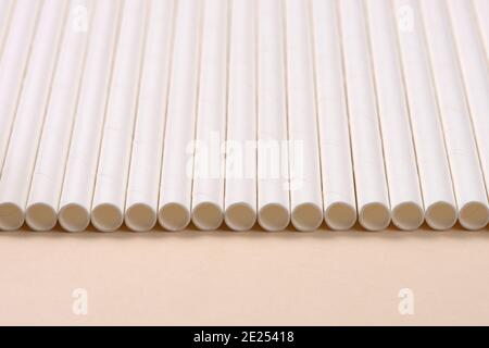 Pailles en papier biodégradables et faciles à mettre en place. Concept sans plastique. Fond couleur champagne. Banque D'Images