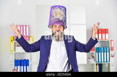 Optimiser la production de déchets. Déterminez le type et le volume de déchets de papier que votre entreprise génère. Placez les bacs de recyclage dans les zones à circulation élevée. Garde le papier hors de la décharge. Un homme d'affaires tient une poubelle. Banque D'Images