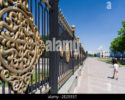 La clôture de la Maison Blanche, bâtiment gouvernemental et siège du président. La capitale Bishkek située dans les contreforts de Tien Shan. Asie, Centra Banque D'Images