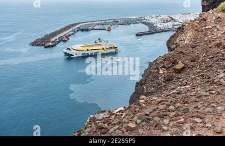 Puerto de Las Nieves, Grande Canarie, Îles Canaries, Espagne. 12 janvier 2021. Les secouristes et les remorqueurs continuent de travailler pendant une sixième journée pour tenter de refloat un ferry pour passagers Fred Olsen qui a dérivé sur des rochers alors qu'il tentait de s'arrimer à Puerto de Las Nieves sur Gran Canaria par temps orageux le jeudi 7 janvier. Les 59 passagers et les 17 membres d'équipage ont passé la nuit sur le ferry et ont été enlevés sans préjudice le lendemain. Des camions, des conteneurs et des voitures restent sur le ferry. Des mesures sont également prises pour contenir le carburant (vu ici) qui fuit du ferry. Crédit : Alan Dawson/Alay Live News. Banque D'Images