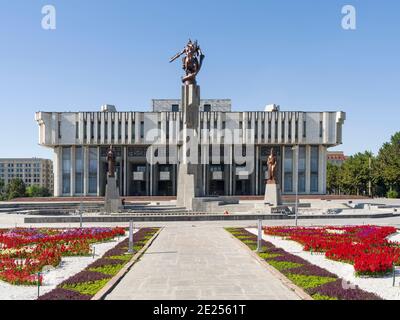 Philharmoniques Toktogul, un monument de Manas au premier plan. La capitale Bichkek . Asie, Asie centrale, Kirghizistan Banque D'Images