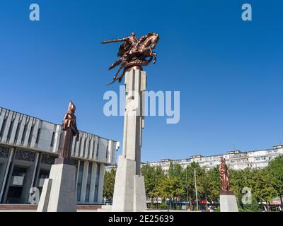 Philharmoniques Toktogul, un monument de Manas au premier plan. La capitale Bichkek . Asie, Asie centrale, Kirghizistan Banque D'Images