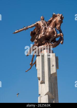 Place Manas devant les Philharmoniques et le monument Manas tuant le dragon. La capitale Bichkek . Asie, Asie centrale, Kirghizistan Banque D'Images