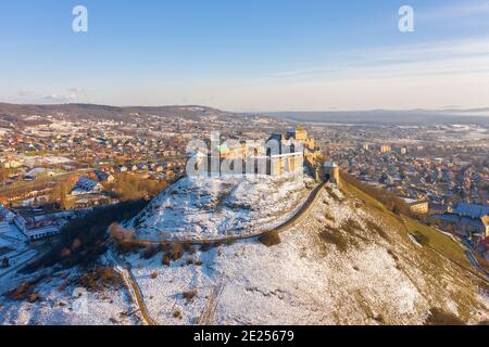 Sümeg, comté de Veszprém, Hongrie - vue aérienne sur le château de Sümeg, à 20 km au nord du lac Balaton. Colline du château couverte de neige. Banque D'Images