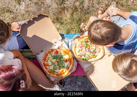 Groupe d'enfants avec pizza dans la boîte ouverte Banque D'Images